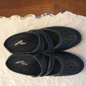 Easy Street navy blue clogs